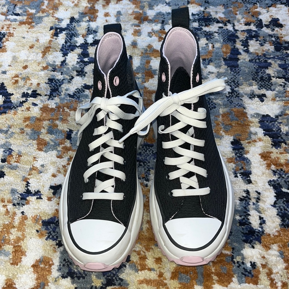 Black and pink run star hikes